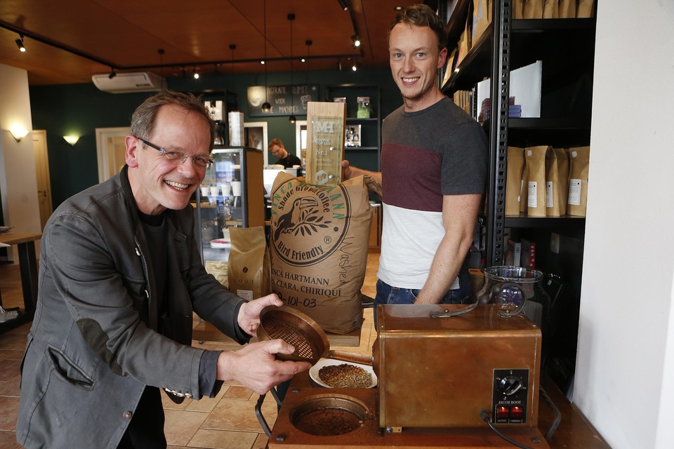 Barend Boot (li.) en barista Dennis van Zal bij de bekroonde Panamese koffie.