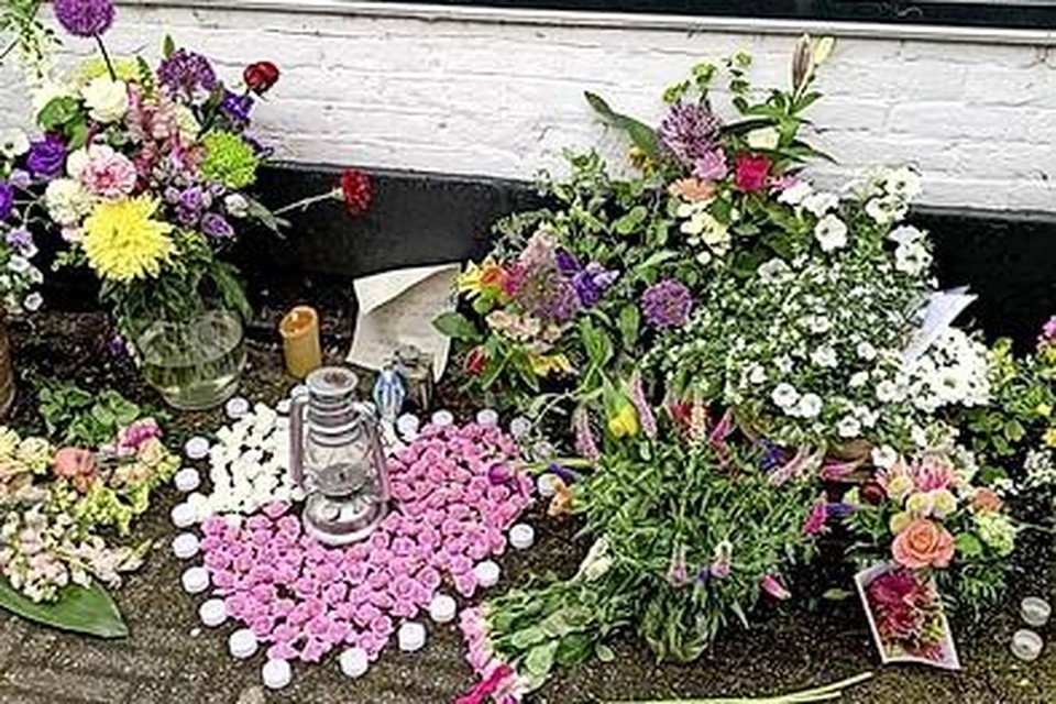 Op de Laanstraat in Hilversum, waar de steekpartij was, werden vorig jaar mei bloemen gelegd.