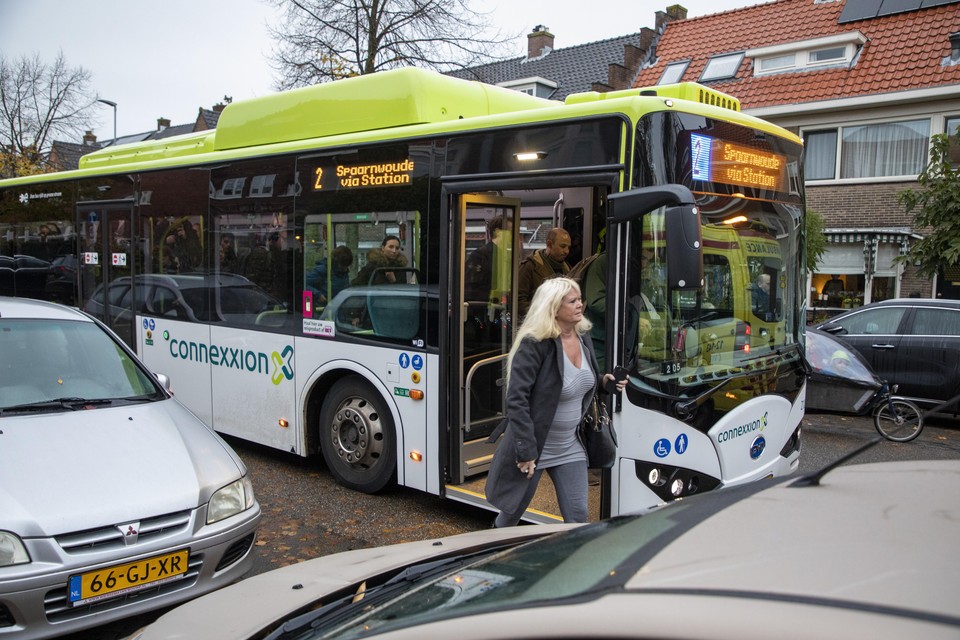Bus 2 rijdt door de Duinoordstraat in Haarlem-Noord.