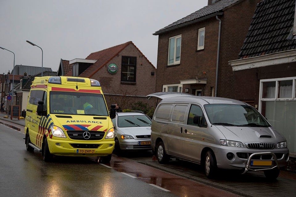 Man gewond bij aanrijding in Zwanenburg. Foto Michel van Bergen