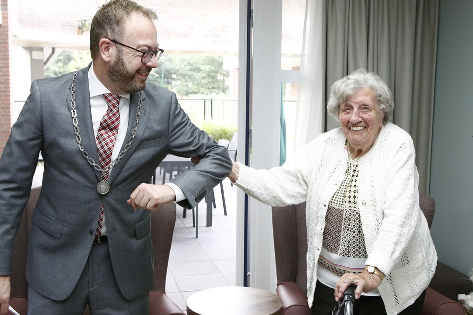 De 100-jarige Maartje Bekker-Thijsse samen met Burgemeester Roland van Benthem.