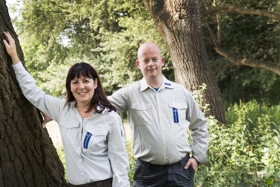 Rita Hin en Bart Seegers brengen als vrijwillige boswachters van Natuurmonumenten graag de liefde voor natuur over op bezoekers van Beeckestijn.