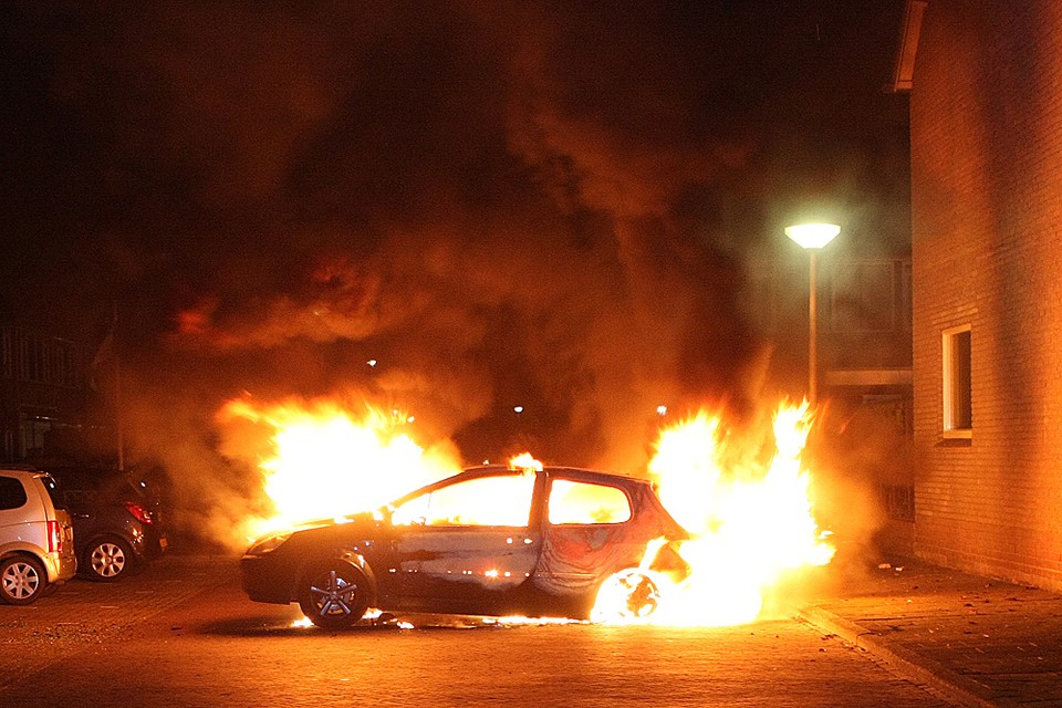 Auto in brand gestoken aan Korvet in Huizen. foto Fotomix.nl