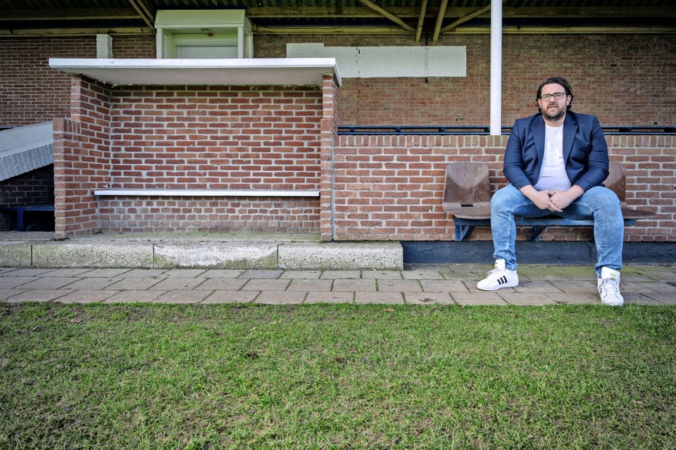 Pim Touber op de bank bij Vitesse’22. De hoofdtrainer van de Castricumse club heeft zijn levensstijl veranderd. ,,Normaal bestelde ik voor 20 euro bij McDonald’s. Dat doe ik nu niet meer.’’
