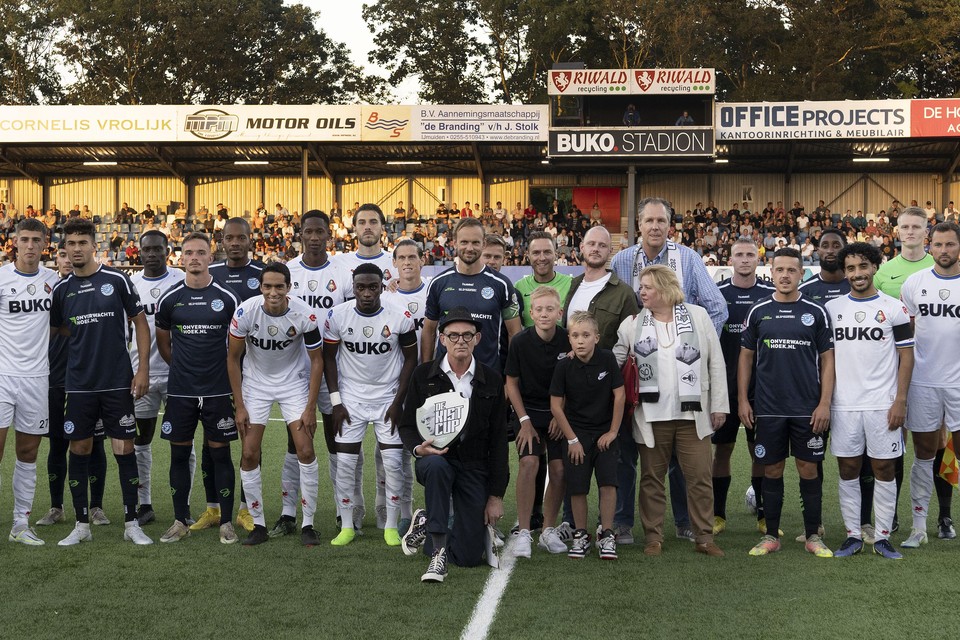 Familie van Simon Kistemaker met de speler van Telstar en De Graafschap voor de wedstrijd om De Kist Cup in het Buko Stadion.