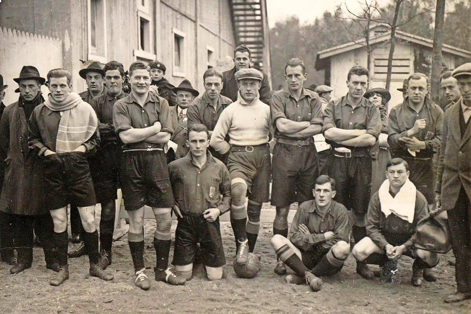 Jan de Natris (links met sjaal) voor een wedstrijd van het Nederlands elftal.