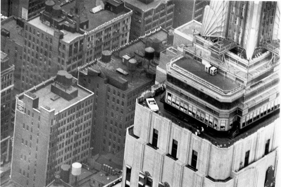 Zo stond de Mustang er 50 jaar geleden bij op het ’observation deck’ van (toen) het hoogste gebouw ter wereld. Foto Ford