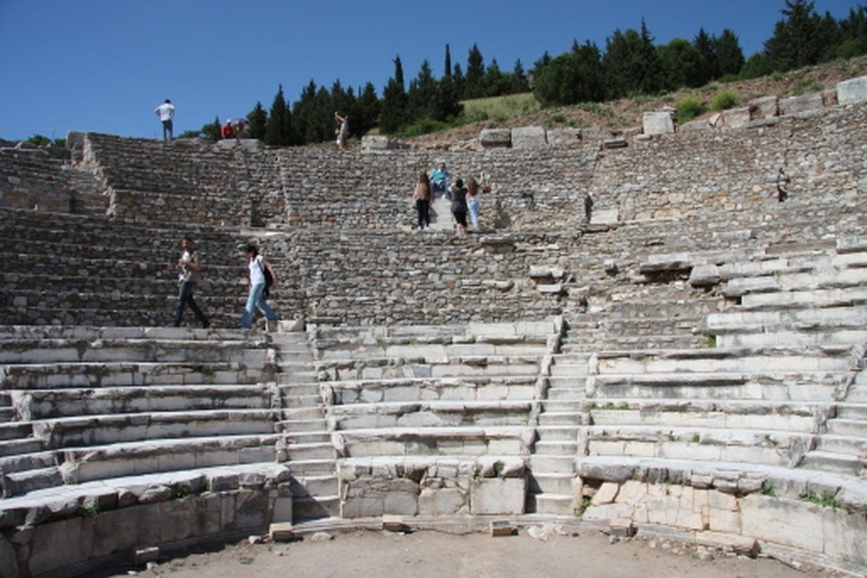  De zetels van 450 parlementsleden van Efeze zijn nu het domein van toeristen. (Foto Lutske Bonsma) 