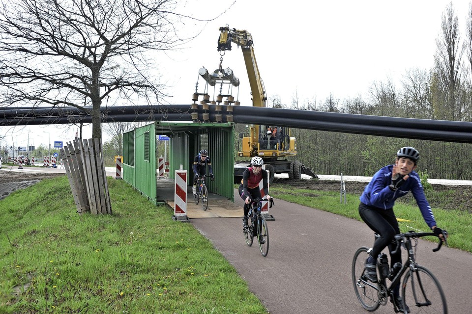 Fietsers gaan enthousiast door de tijdelijke fietspassage bij Holland op zijn Smalst.