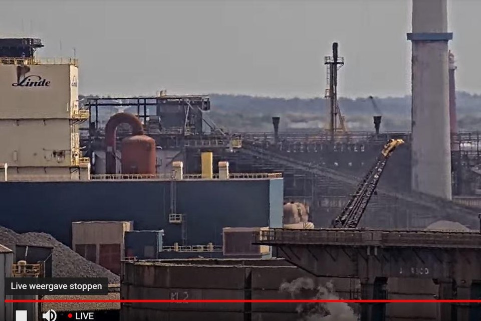 Uitzicht op Kooksfabriek 2 van Tata STeel (achteraan) vanaf de live webcam van milieustichting Frisse Wind.nu in Wijk aan Zee.