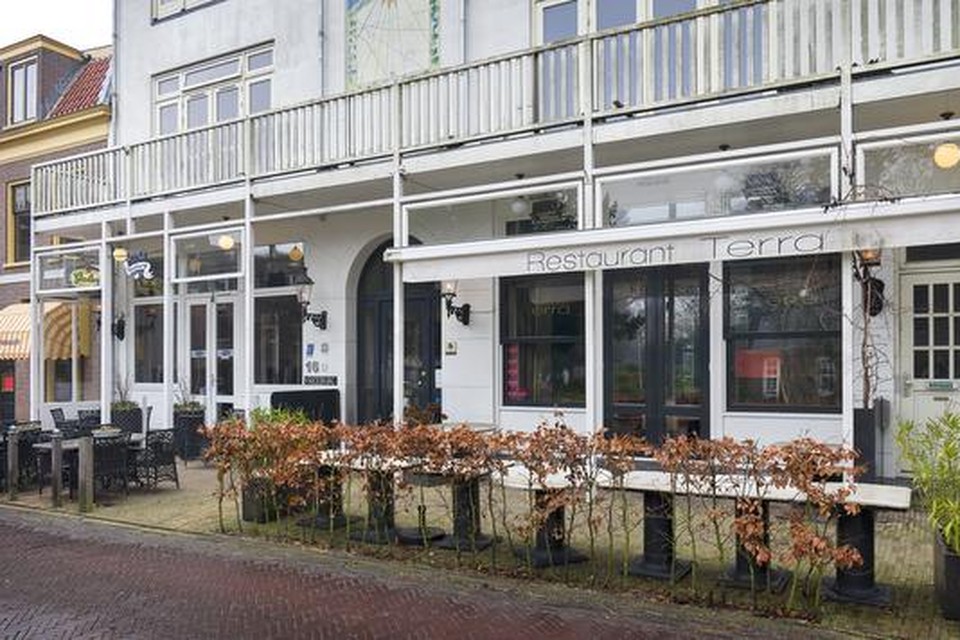 Links horecapand Vreeburg, rechts voormalig restaurant Terra.