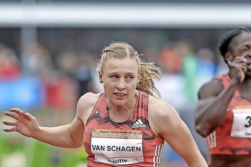 Tessa van Schagen komt als eerste over de finish op de 150 meter bij de Ter Specke Bokaal.