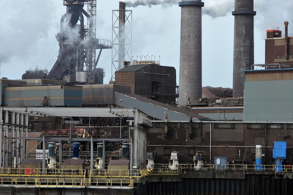 Het RIVM komt pas volgend jaar met een rapport over de afkomst van schadelijke neerslag van zware metalen en kankerverwekkende stoffen in de omgeving. In een vorig rapport werd voor het eerst Tata Steel aangewezen als belangrijkste vervuiler.