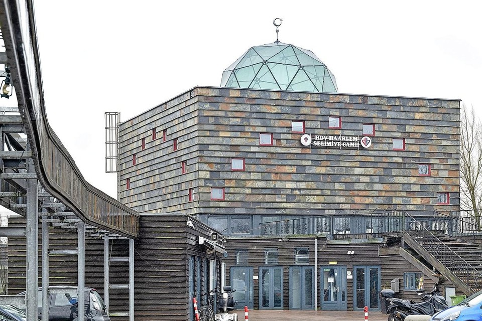 De Selimiye Moskee van de Islamitische Raad Haarlem aan de Prins Bernhardlaan. De organisatie kampt met een tekort aan Nederlandstalige imams.