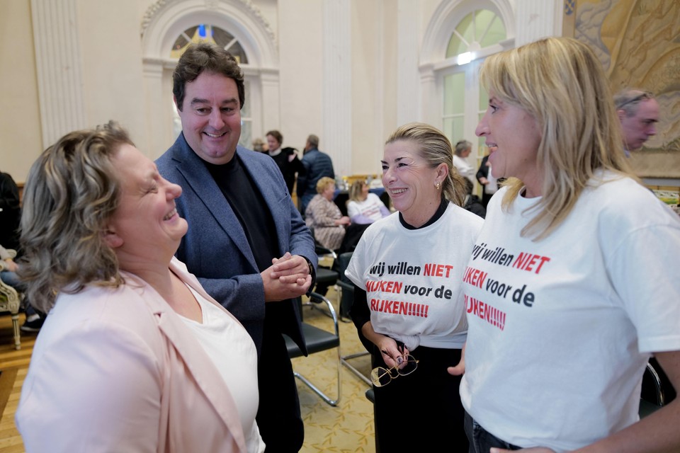 Heidi Bouhlel (SP) en Marco Deen (PVV) in gesprek insprekers.