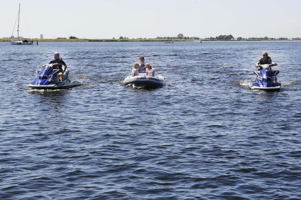 Een pas vijftienjarige en dus nog vaarbewijsloze jongen uit Eemdijk op een snelle boot is betrapt door agenten op waterscooters.