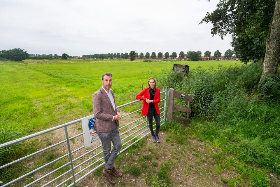 Marijn Bos en Judith Weijers van de provincie Noord-Holland bij een weiland naast voetbalvereniging Alliance in Haarlem. Dit weiland is een jaar geleden bestempeld als natuur.