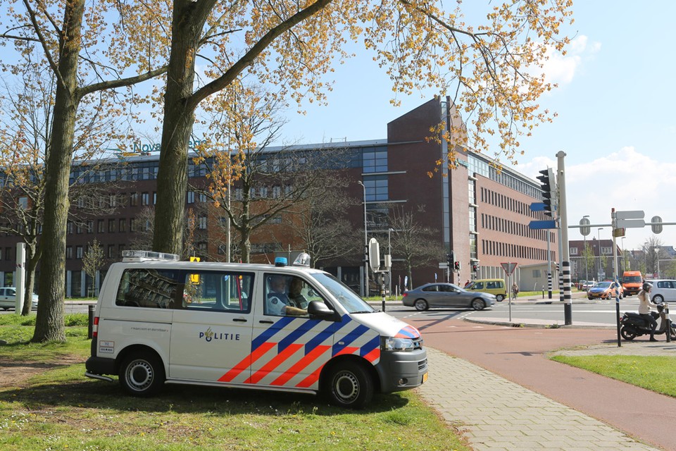 Agenten met kogelwerende vesten bij InHolland en Nova College Haarlem. Foto: Rowin van Diest