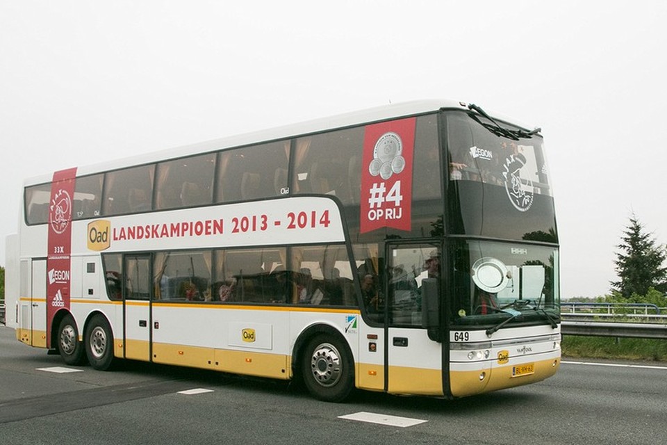 Ajax met de kampioenschaal even in Baarn. Foto: Caspar Huurdeman Fotografie
