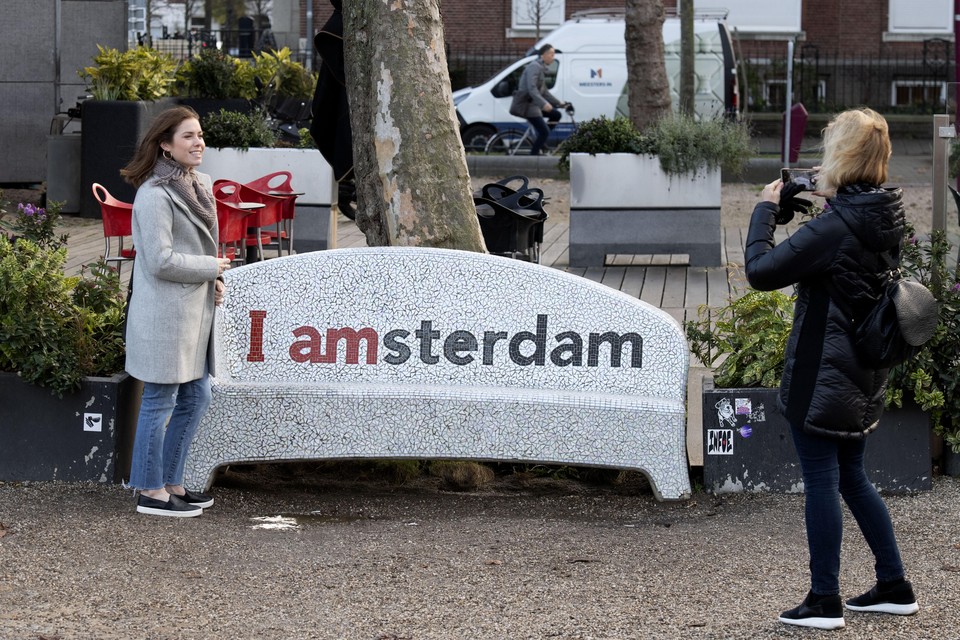 Een bankje met i amsterdam als alternatief nadat de beroemde rood-witte letters I amsterdam zijn weggehaald op het Museumplein.