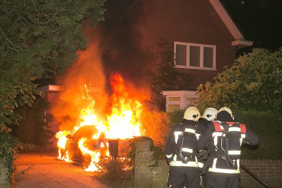 Brandstichting in auto in Baarn. Foto Caspar Huurdeman