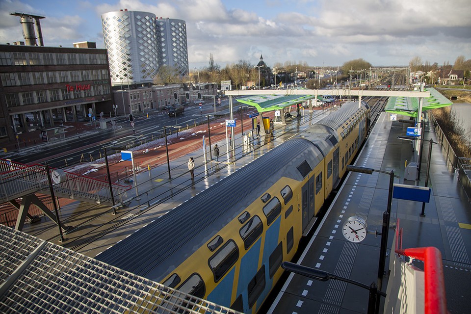Vertraging op het spoor tussen Haarlem en Sloterdijk door defecte trein. Foto Michel van Bergen