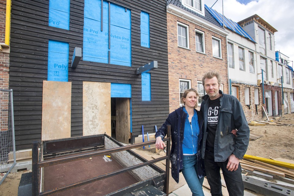 Terwijl de bouw van zelfbouwproject Snipperbos stilligt, bouwen Johan en Camille stug door. Echt helemaal zelf.