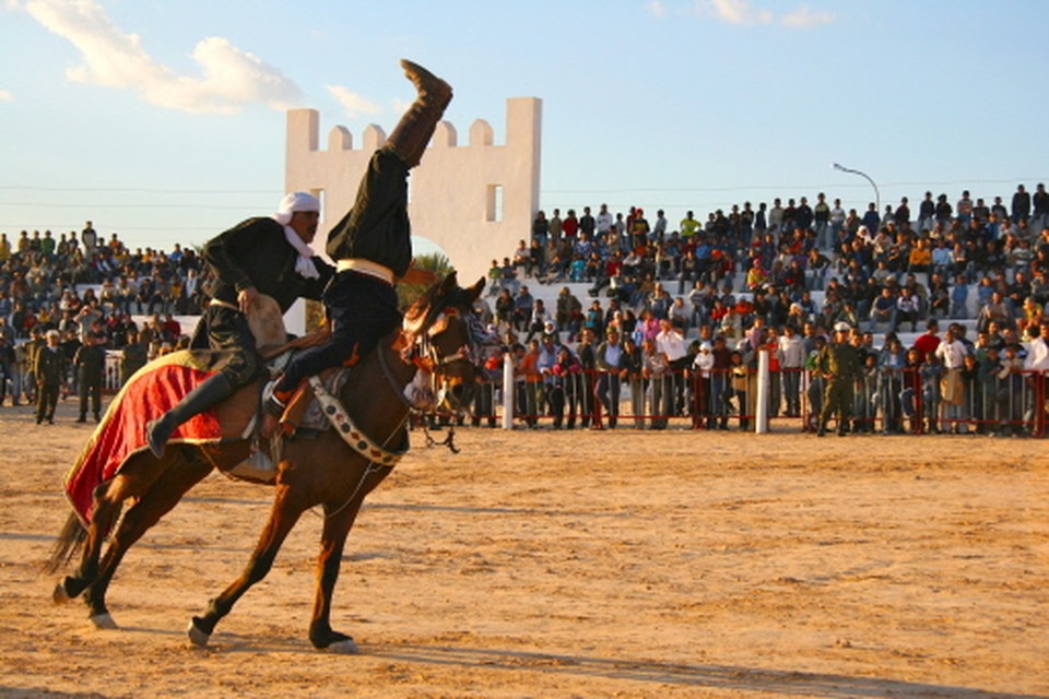 Een van de ongelofelijk knappe stunts op het Sahara-festival. (Foto: Willemijn Bos) 