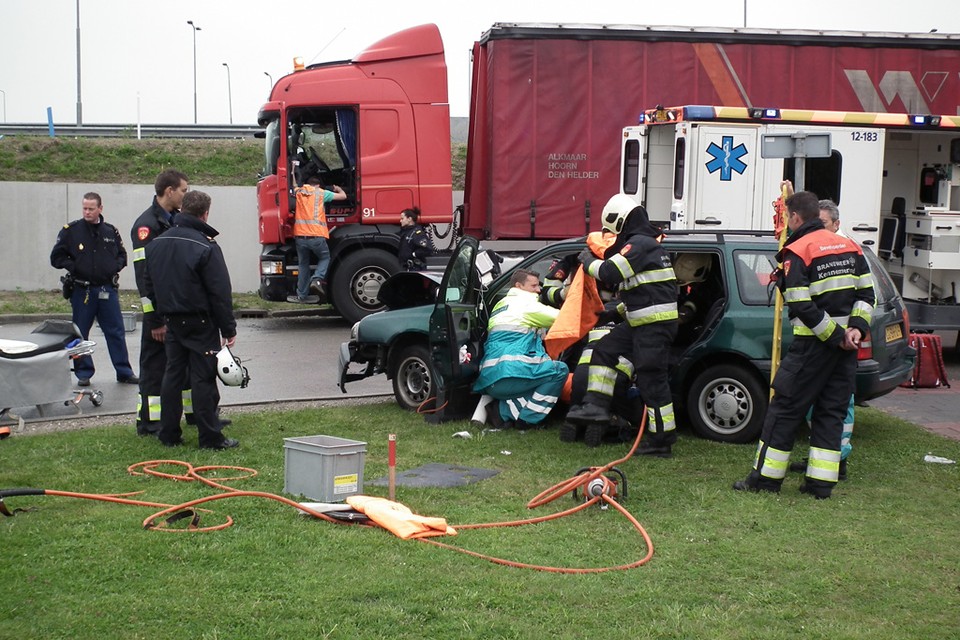 Bestuurster botst op tegemoetkomende vrachtwagen in Hoofddorp. Foto: EvL / Rob Franken 
