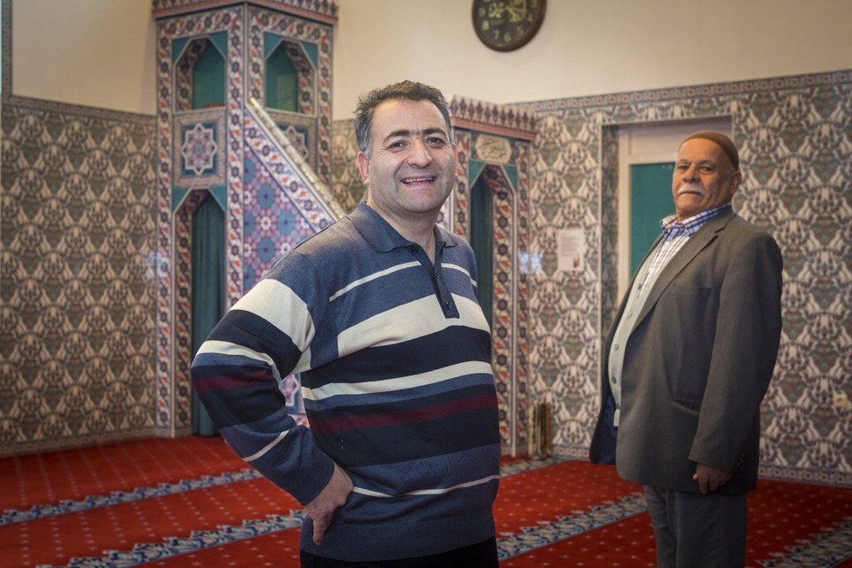 Süleyman Çelik (links) en Tahir Çoban hopen dat de Kuba moskee aan de Planetenweg zondag volstroomt. Foto: united photos/Rob van Wieringen 