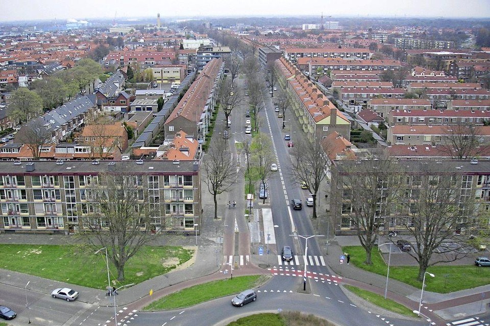 De rotonde vanuit de lucht gezien, in de richting van de Lange Nieuwstraat. Deze foto dateert van voor de herinrichting van de Lange Nieuwstraat.