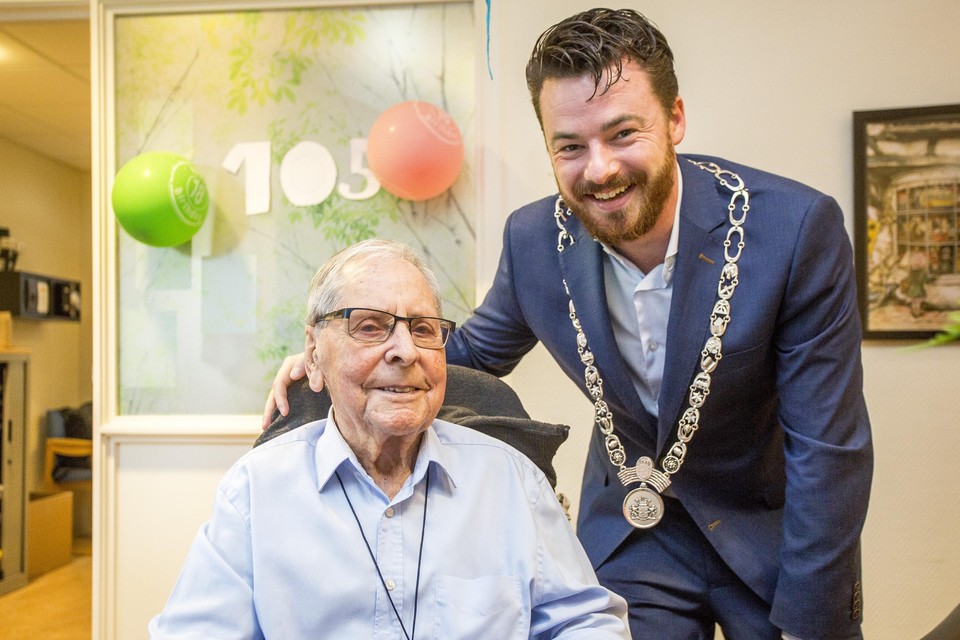 De heer Flip Amelung wordt gefeliciteerd met zijn 105e verjaardag door loco burgemeester Robbert Berkhout.