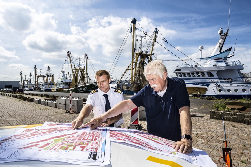 Eric van der Steen (l) en Aart Hiemstra kijken waar de schepen kunnen liggen.
