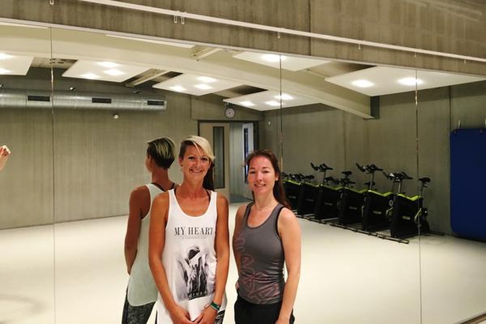 Lara Roos(links) en Melanie Wientjes in de Eemnesser vestiging van Studio Dansu.