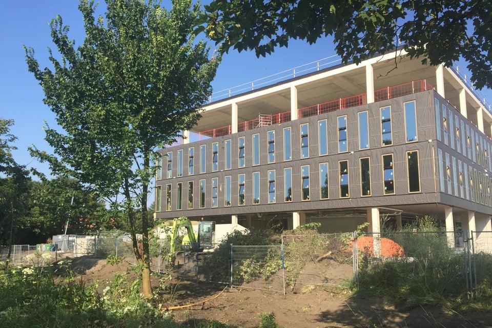 De nieuwbouw van het Nova College, met ervoor de kaalslag in het groen.