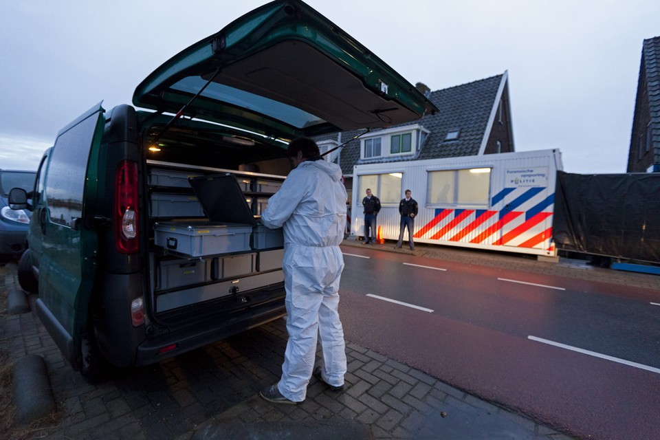 De woning in Badhoevedorp waar twee lichamen zijn aangetroffen. Foto Michel van Bergen