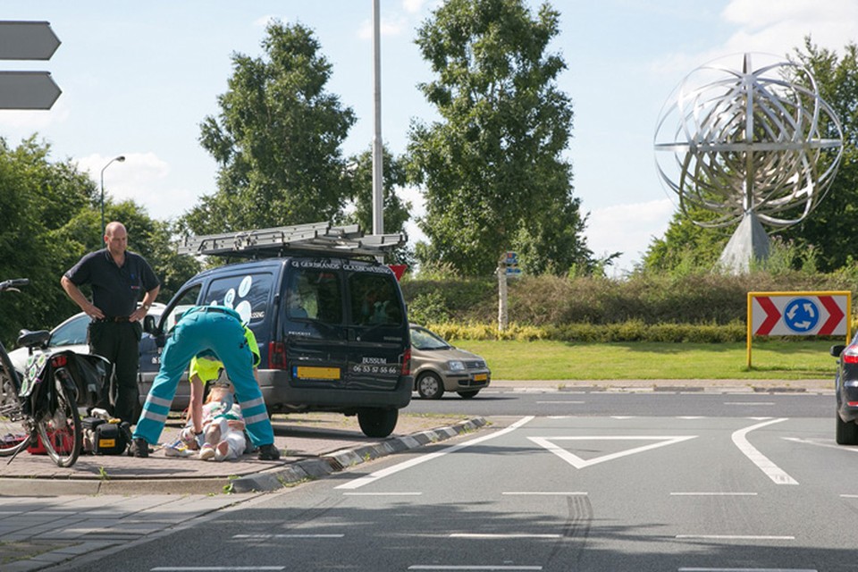 Fietsster gewond bij botsing Amsterdamsestraatweg Baarn. Foto Caspar Huurdeman