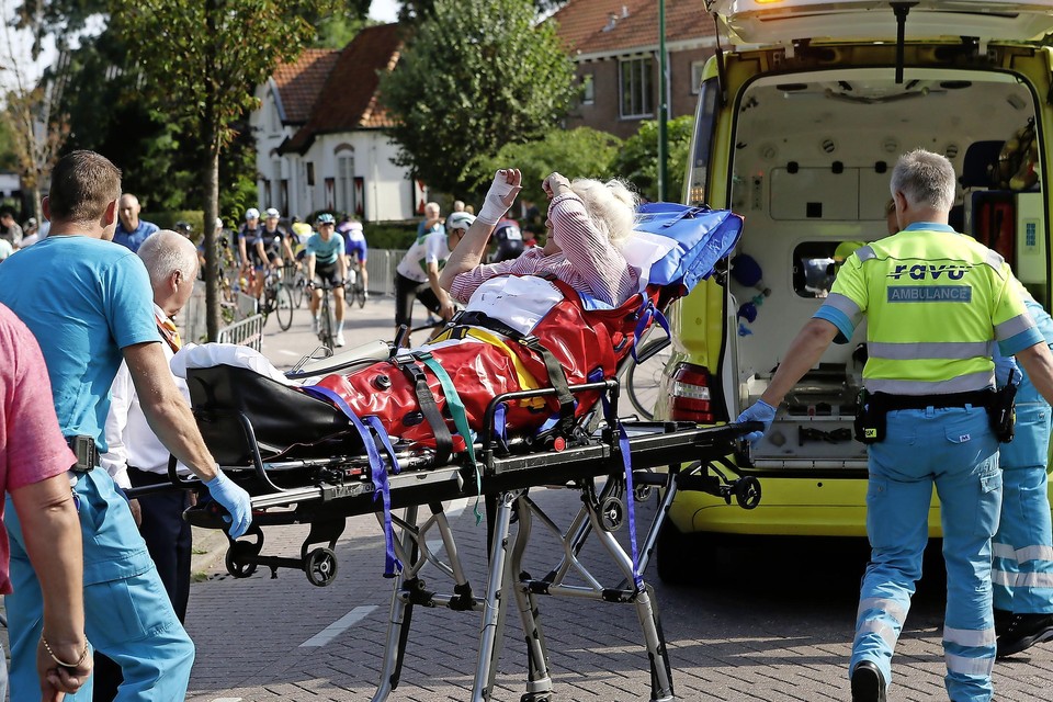 De oudere dame die met hek en al omviel en in botsing kwam met de kopgroep tijdens Hartje Baarn werd met de ambulance naar het ziekenhuis gebracht.