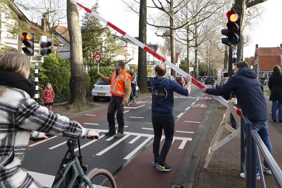 Veel fietsers rijden dagelijks door rood bij de oversteek voor voetgangers bij de Bavinckschool aan de Bosdrift in Hilversum.