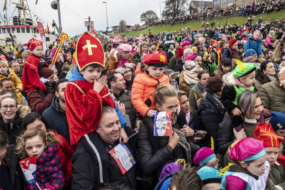 Vol verwachting klopten de kinderharten in 2019, bij de laatste aankomst van Sinterklaas in IJmuiden.