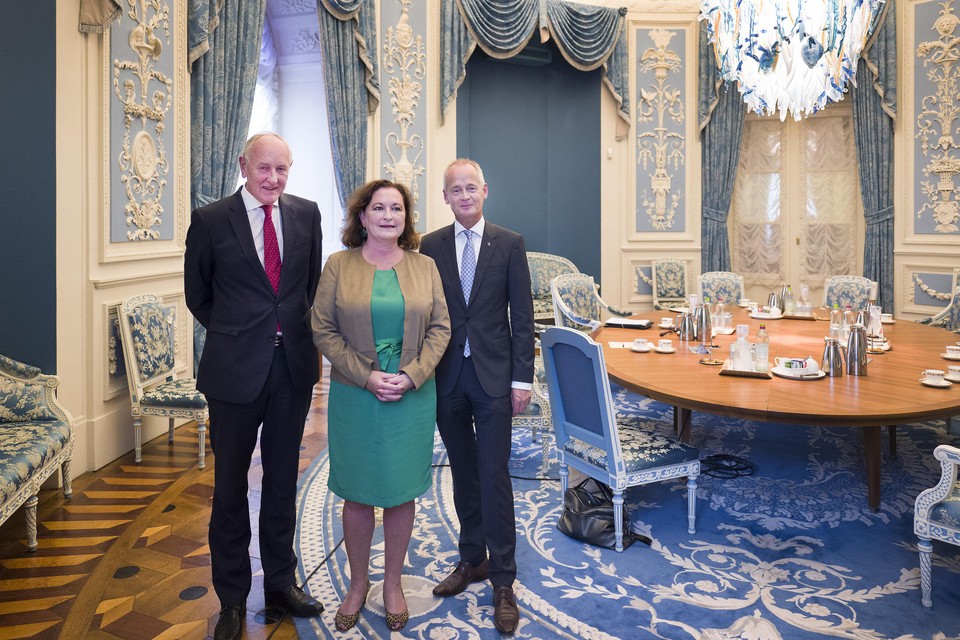 Burgemeesters Joan de Zwart van Blaricum (midden) en Niek Meijer van Zandvoort (rechts) met de Commissaris van de Koning Remkes.