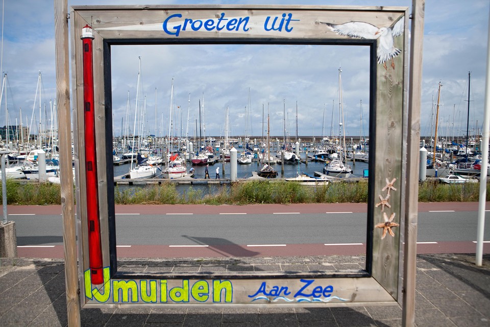 De Kennemerboulevard met jachthaven Marina Seaport IJmuiden.