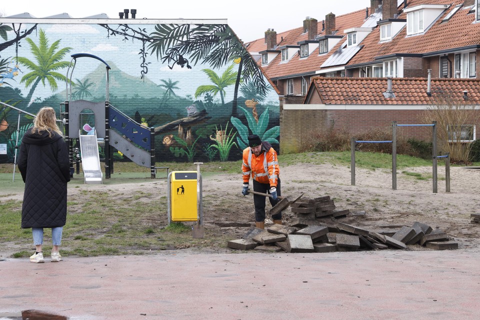 Een door brand totaal verwoest speeltoestel op het Wegaplein in Hilversum wordt verwijderd.