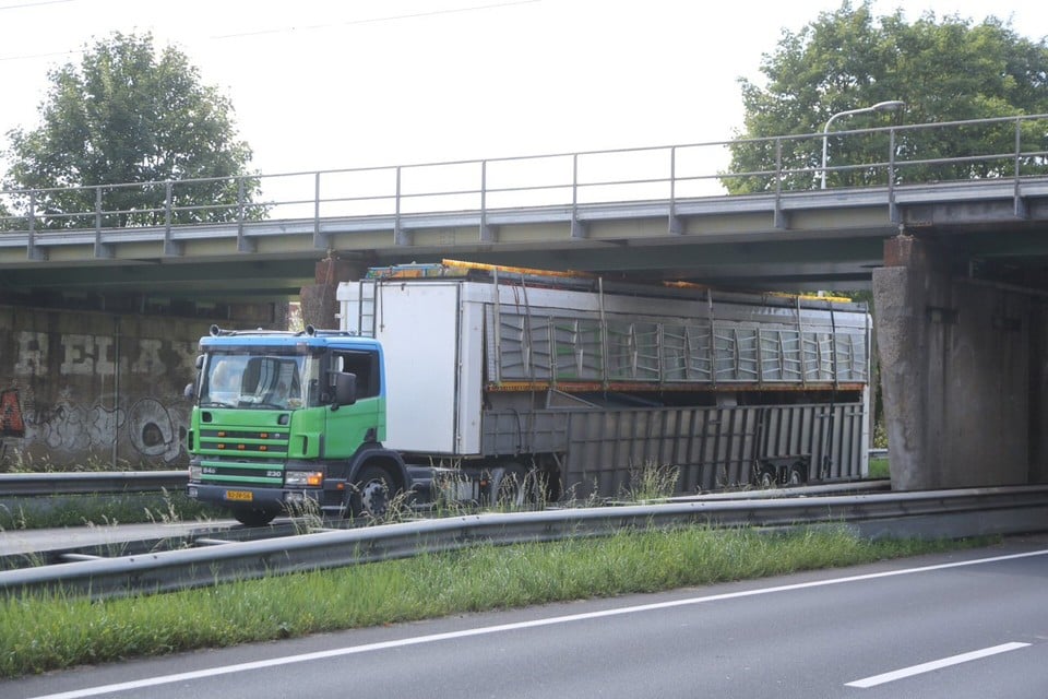 Te hoge vrachtwagen onder viaduct Westelijke Randweg Haarlem. Foto Michel van Bergen