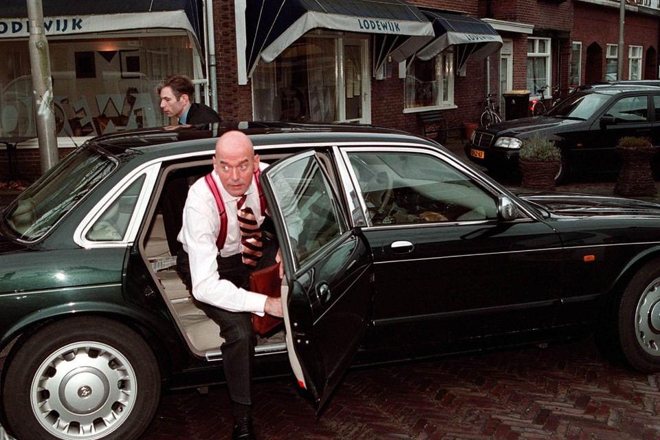 Pim Fortuyn stapt uit de auto voor een bijeenkomst in de schouwburg in IJmuiden.