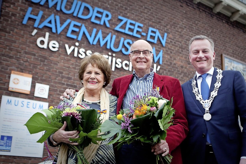 Burgemeester Frank Dales speldde Joke Hutter-Visser en Sijmen Schouten het lintje op.