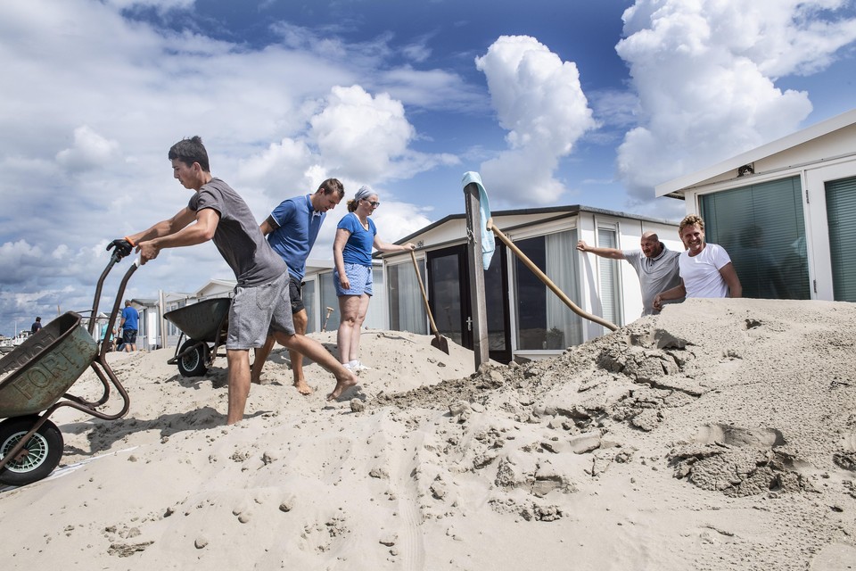 IJmuiden - Overlast van het opgewaaide zand voor de bewoners van strandhuisjes aan de IJmuider Slag