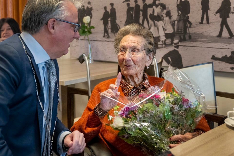 Burgemeester David Moolenburgh komt de 108-jarige mevrouw Castien persoonlijk feliciteren.