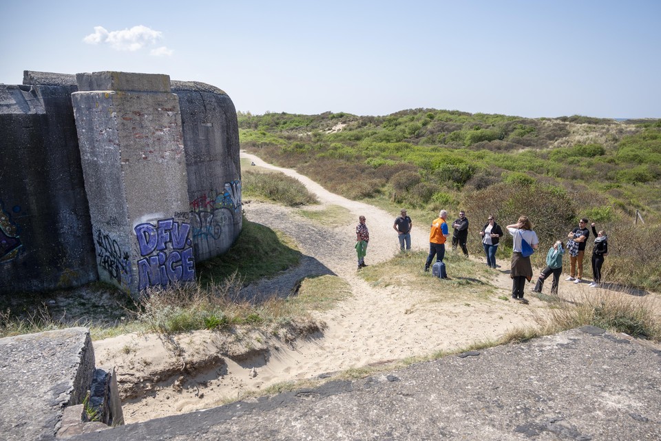Acht deelnemers doen mee aan de Bunkerwandeling