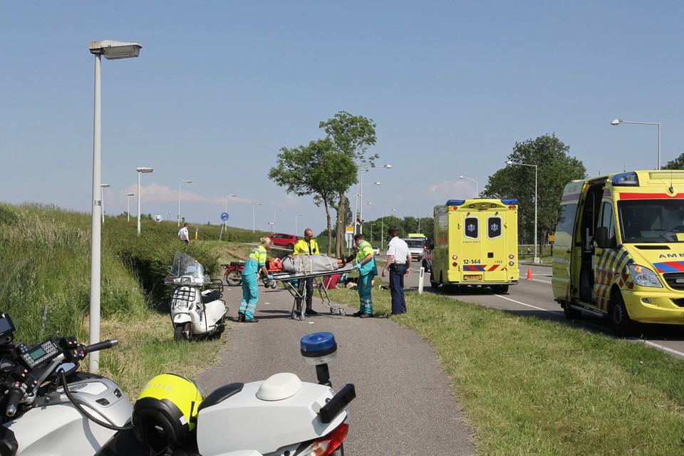Drie gewonden bij botsing brommer en snorscooter bij Houtrakgemaal. Foto Ko van Leeuwen